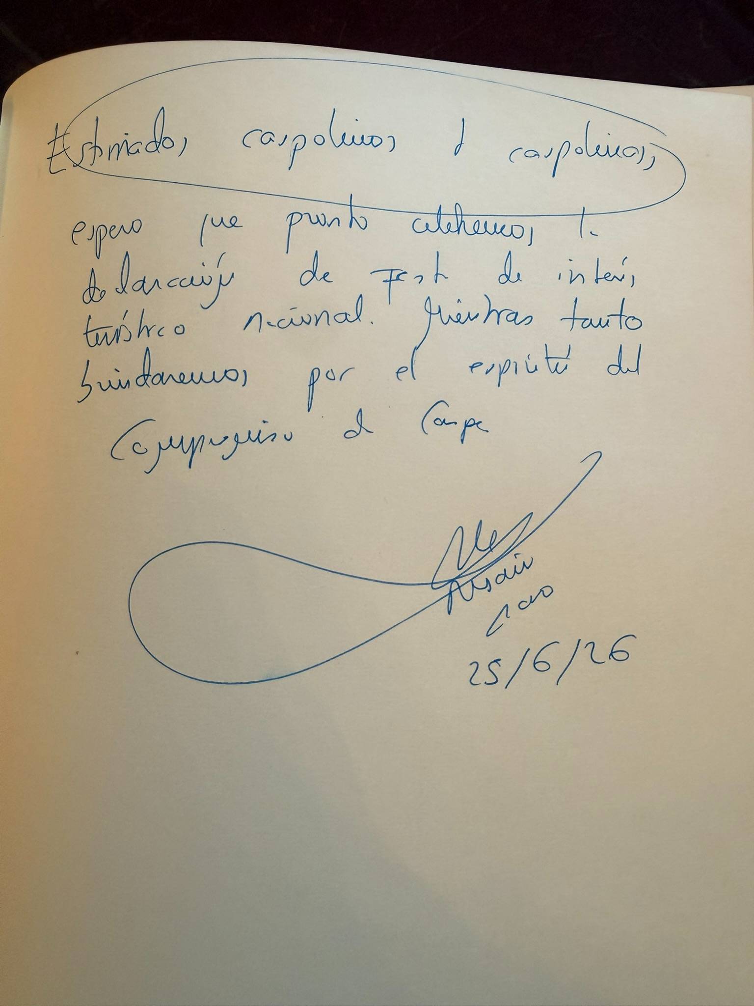 Rosario Raro firma el Libro de Honor
